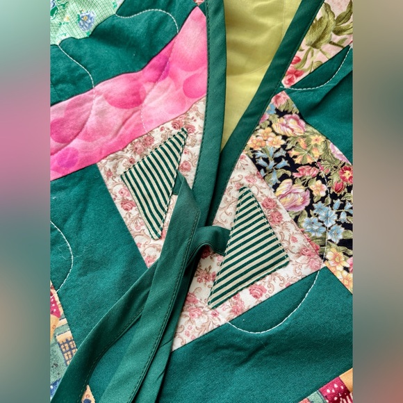 Tie-front quilted vest, upcycled vintage patchwork quilt, ladies' M-XL - Picture 7 of 14